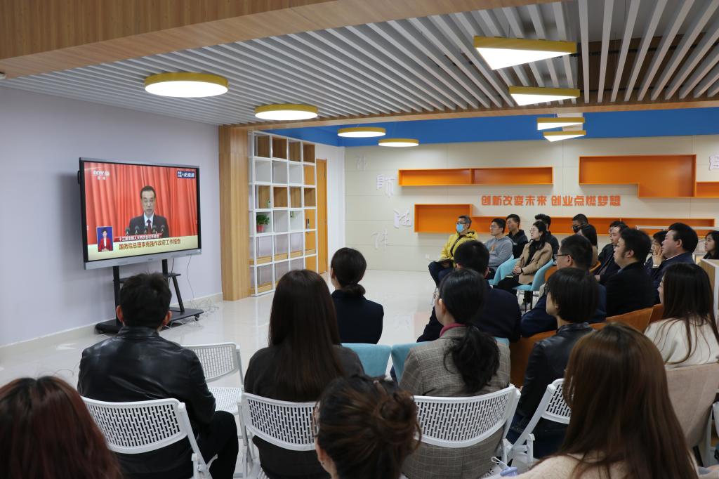 http://newyjs.snnu.edu.cn/__local/2/C4/1F/6EAFF3B01EAD973C7AF4D465892_F9E35B90_1883F.jpg